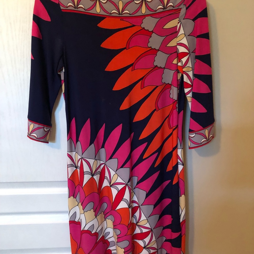 Bright color dress, in NEW condition, smoke free and pet free home! Beautiful